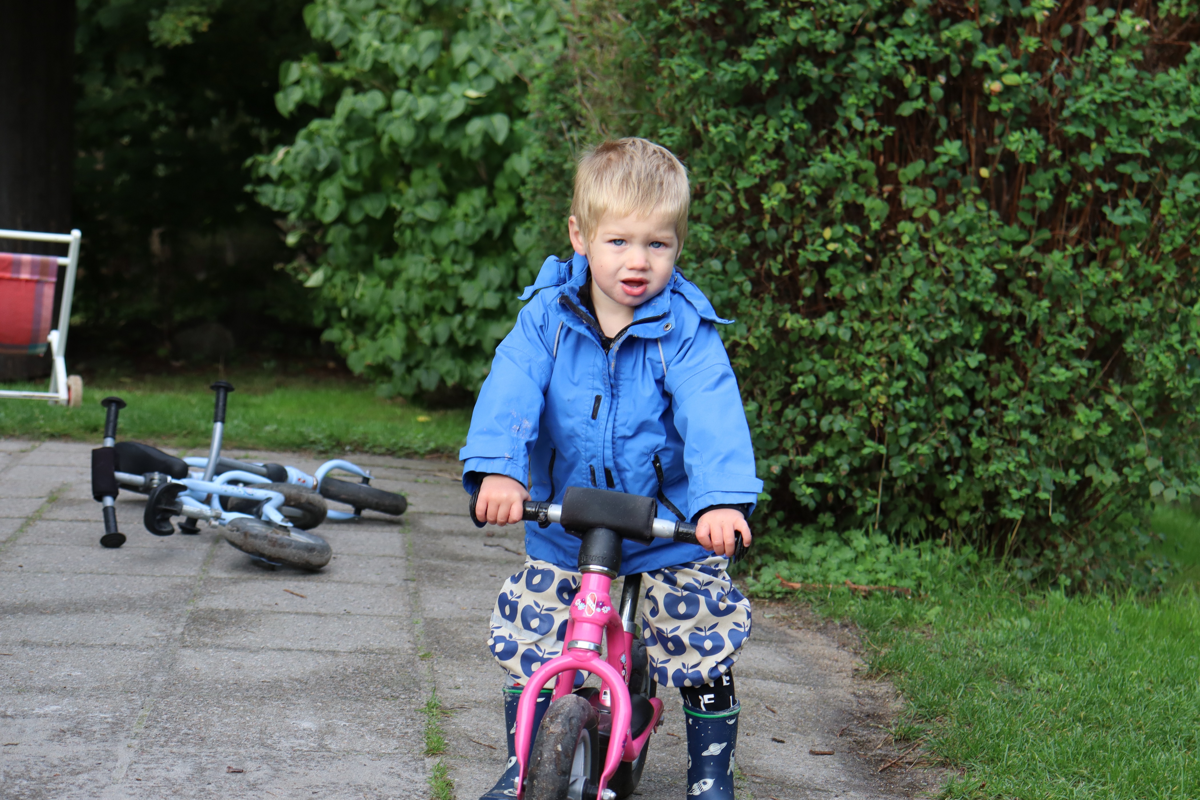 Vuggestuebarn kører med løbecykel udenfor