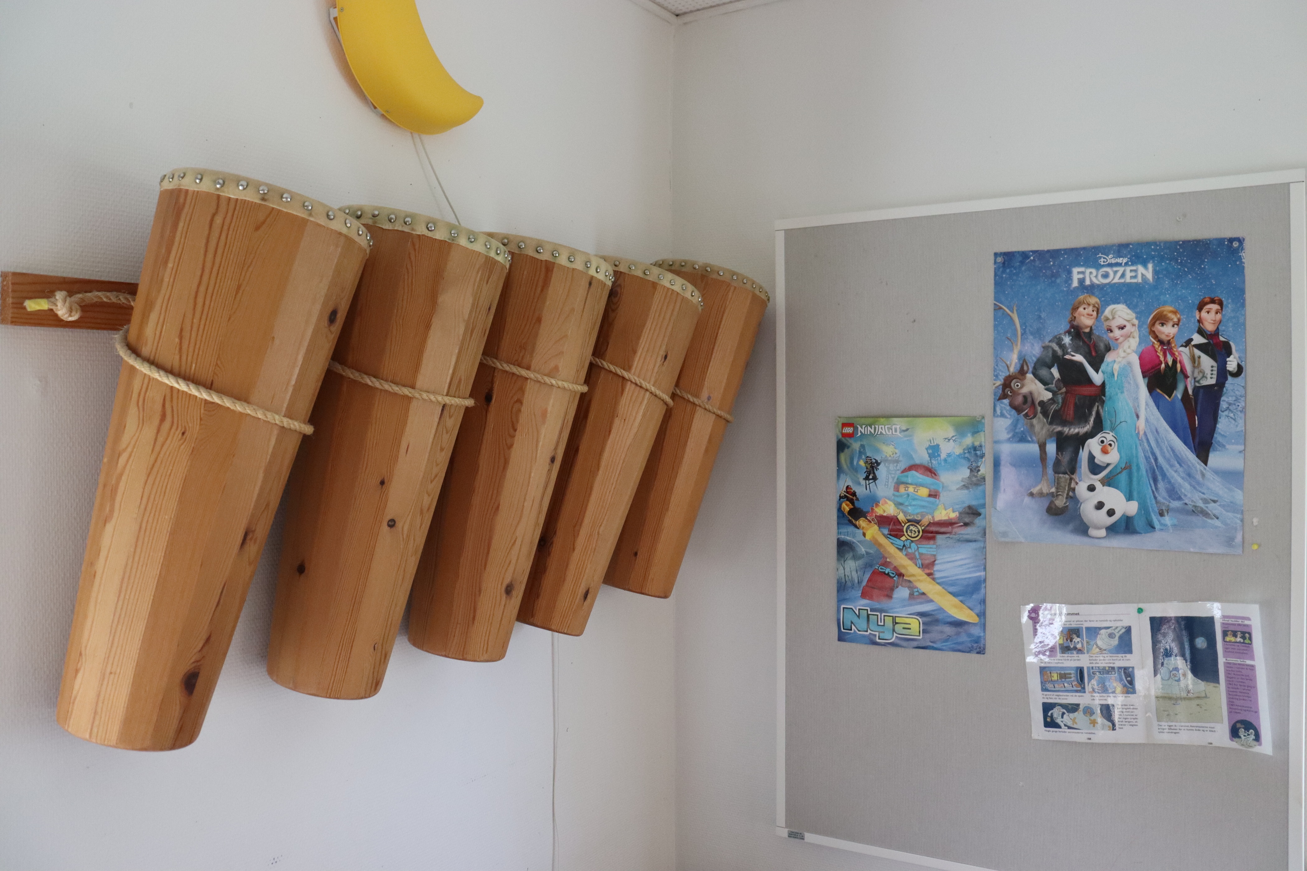 Bongo trommer hænger på væggen i børnehaven